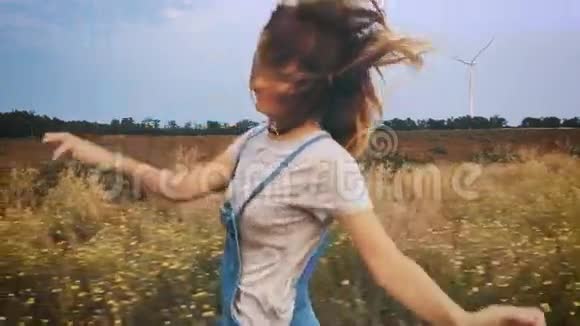 快乐的年轻女孩跑在球场上慢动作视频的预览图