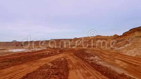 通往工业用地沙矿的道路鸟瞰图采砂工艺视频的预览图