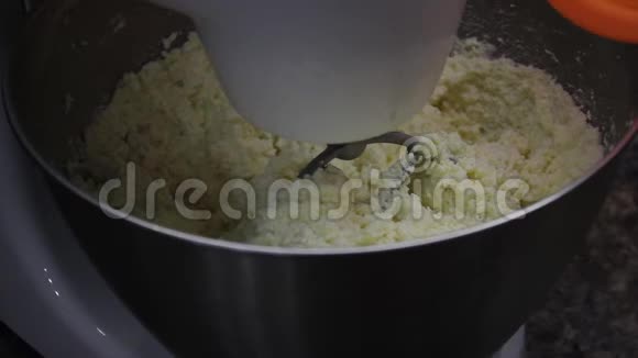 用于烹饪的金属碗炊具将产品混合在一个大碗中一个用于行星食品处理器的盘子白奶酪和干酪视频的预览图