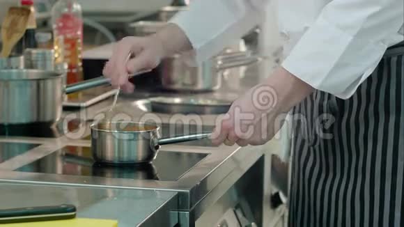 厨师男手检查炉子上的饭菜视频的预览图