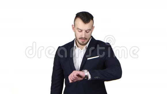男人紧张地等着检查他的手表白色背景视频的预览图