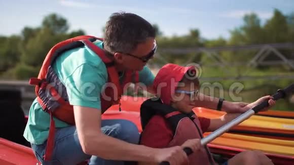父亲教儿子如何划船视频的预览图