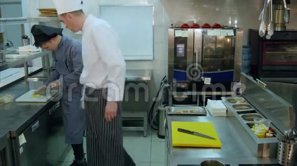 总厨看着年轻的实习生切柠檬视频的预览图