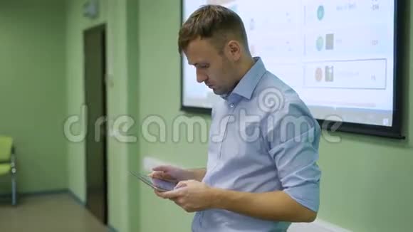 老师独自站在学生面前在学生做实际工作时触摸他的垫子青年视频的预览图
