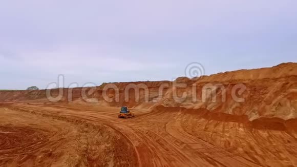 推土机在采石场工作采砂场的搬运工采矿设备视频的预览图