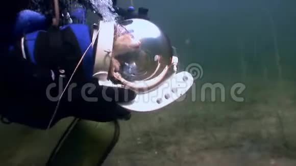 水下反射阳光背景下的猫水肺潜水员视频的预览图