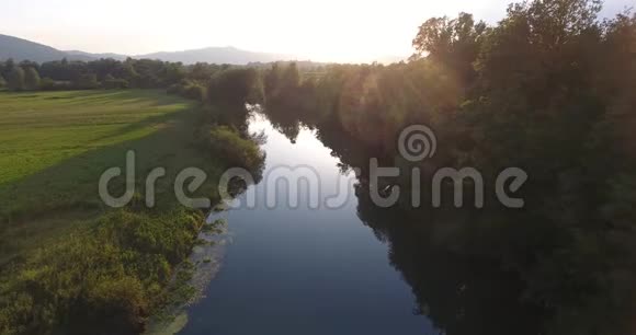 日落时沿着河飞视频的预览图