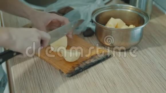 专业烹饪是快速切碎土豆特写镜头拍摄于4KUHD红色电影院视频的预览图