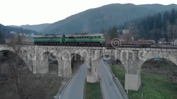 空中铁路大桥过河火车通过大桥视频的预览图