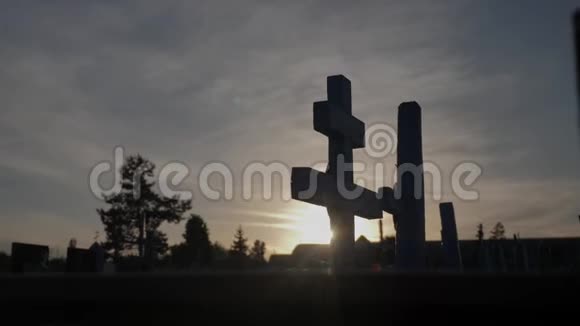 死亡生命的概念墓地穿过阳光的照耀从坟墓后面的日落生活方式交叉轮廓视频的预览图