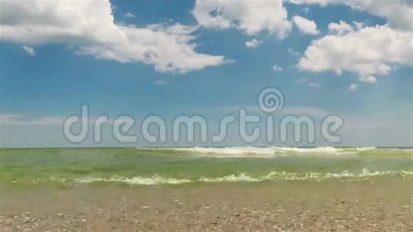 在海滩上浪循环视频的预览图
