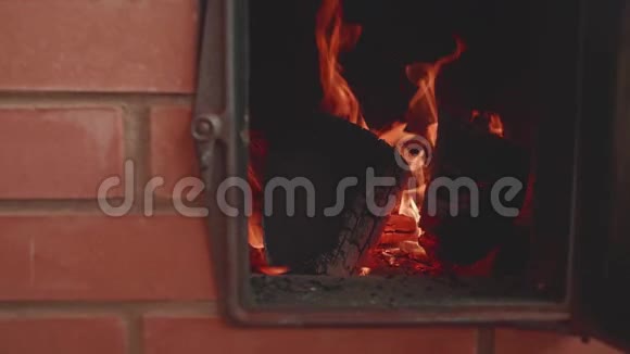 人手用扑克点燃火焰火焰变得清晰慢镜头视频的预览图