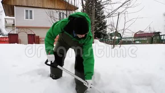 老人在院子里除雪视频的预览图