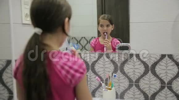 女孩刷牙镜子视频的预览图