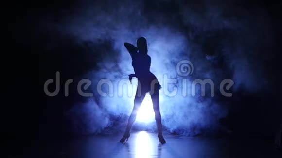 穿着拉丁美洲风格跳舞的迷人女孩深色背景视频的预览图