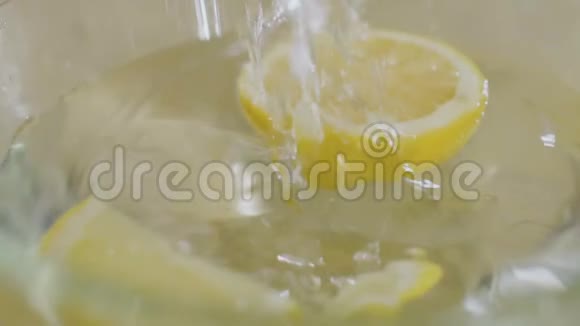 柠檬慢吞吞地掉进盛有水的碗里视频的预览图