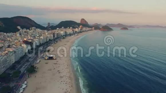 日落时里约热内卢海岸带全景什维列夫视频的预览图