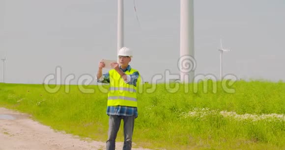 男工程师视频会议对抗风车视频的预览图
