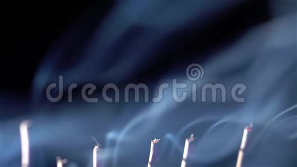 香棒在燃烧在黑色的背景上冒烟从香中冒烟慢动作视频的预览图