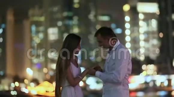 那个家伙在迪拜的夜晚吻了他女朋友的手视频的预览图