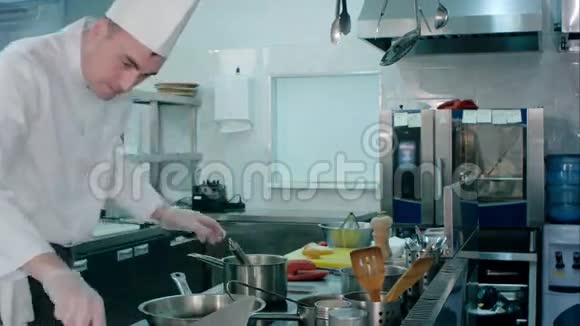 忙碌的厨师在专业的厨房里用胡须煮土豆泥视频的预览图