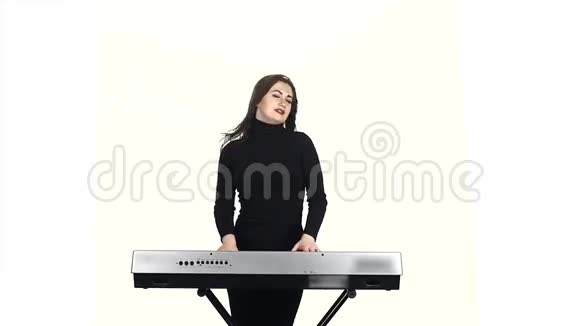 弹钢琴小女孩在电子键盘上玩慢动作视频的预览图