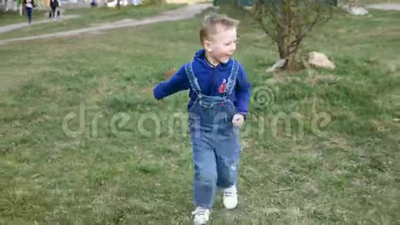 小男孩跑到镜头前建构幸福的面孔视频的预览图