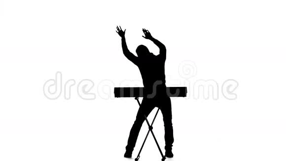 男子DJ在钢琴声上跳舞和唱歌剪影视频的预览图