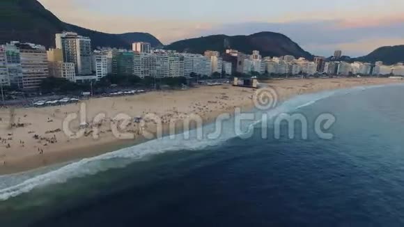 空中调查科帕卡巴纳海滩和里约热内卢海滩住宅区的全景什维列夫视频的预览图