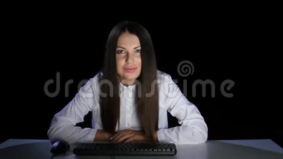 女孩兴奋地看着一台电脑显示器情绪激动工作室视频的预览图