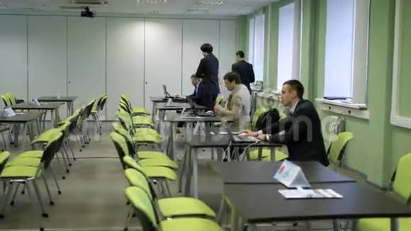 大学研讨会的听众学生培训研讨会在办公桌前工作的人用笔记本电脑视频的预览图