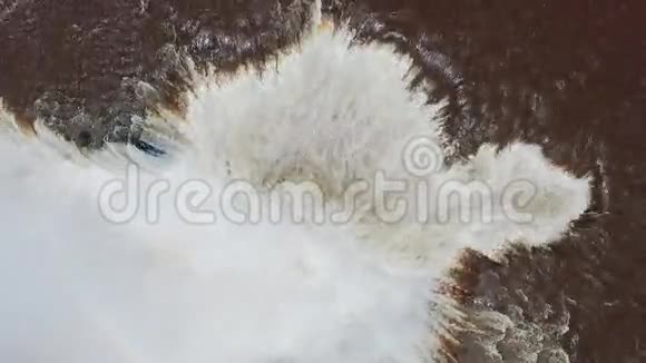 大量的水流穿过伊瓜苏瀑布视频的预览图
