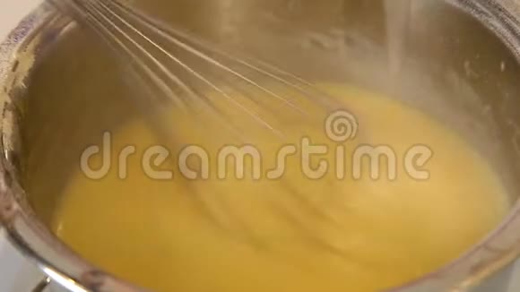 在平底锅中搅拌法式洋葱汤视频的预览图