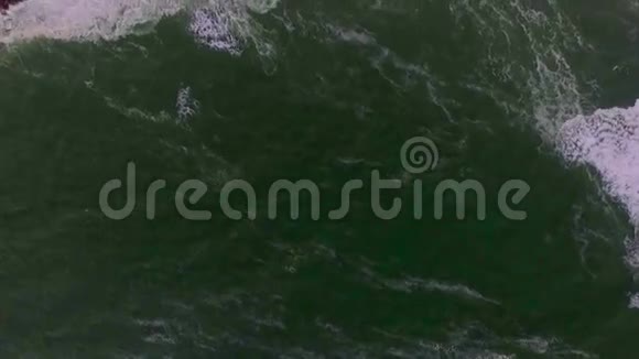 在斯瓦科普蒙德海滩上的大西洋中的空中海浪拍摄视频的预览图
