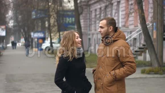 城市街道上的一对年轻夫妇视频的预览图