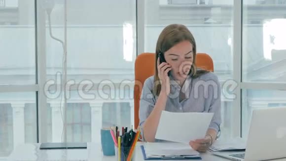 女接待员在电脑上工作在呼叫中心打电话视频的预览图