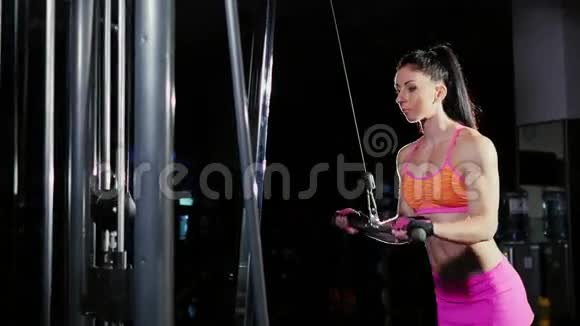 运动女性在健身房的模拟器上练习视频的预览图