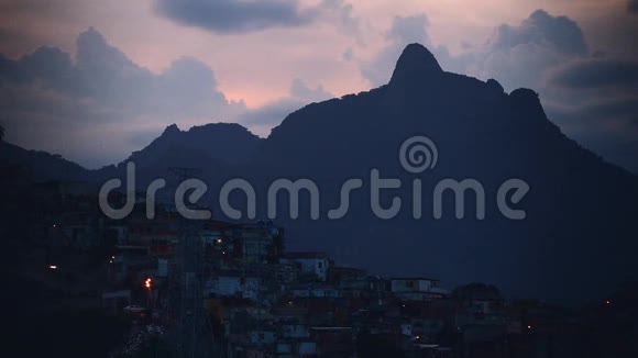 在里约热内卢的贫民窟拍摄夜幕视频的预览图