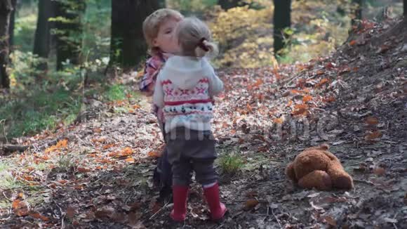 初恋森林里的孩子森林里的孩子们女孩和男孩在森林里玩秋天夏天快乐的孩子视频的预览图