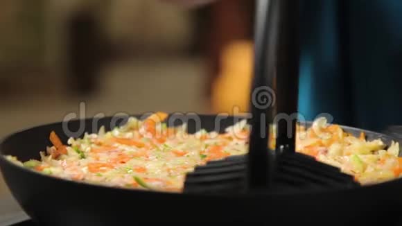 在热锅上煮混合蔬菜视频的预览图