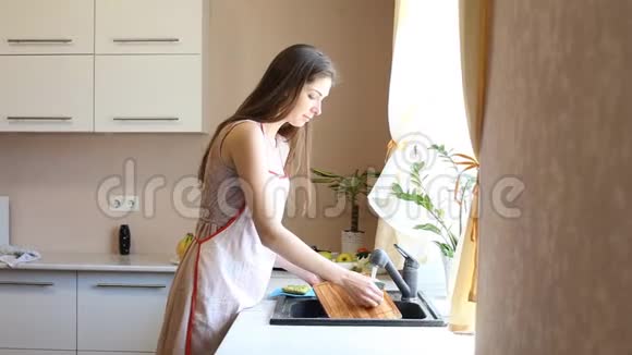 女家庭主妇在厨房洗碗视频的预览图