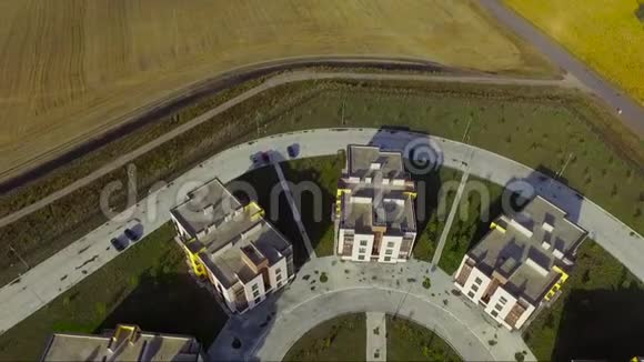 郊区住宅区从顶部看风景视频的预览图