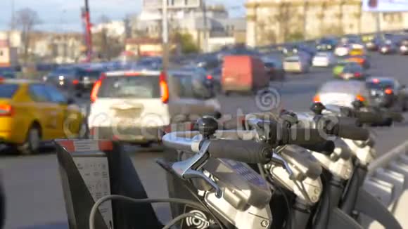 自行车公园旁边有一条繁忙的道路沿途有许多汽车替代运输环境安全在一个视频的预览图