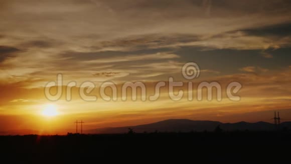 日落时分坐汽车在美丽的乡村旅行在远处你可以看到群山的轮廓视频的预览图