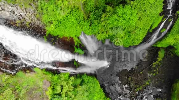巴厘岛热带岛屿上惊人瀑布的鸟瞰图慢动作1920x1080视频的预览图