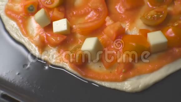 樱桃马拉和西红柿在一个薄面团上视频视频的预览图
