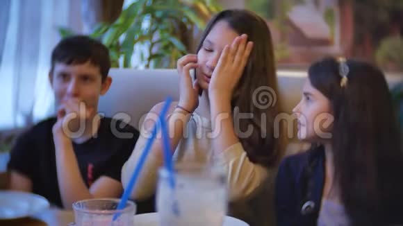一群孩子在咖啡馆里喝奶昔少年儿童儿童咖啡馆慢视频室内乐趣视频的预览图