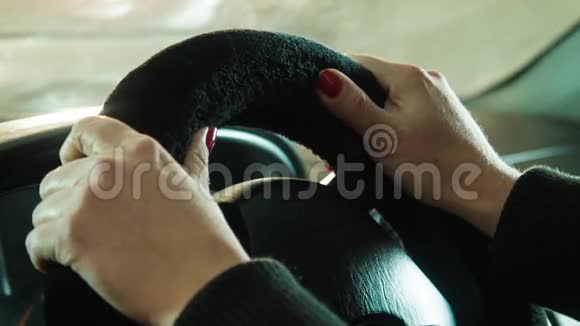 女孩在车里感到一个软轮视频的预览图