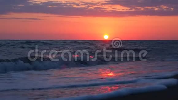 美丽的日落在海滩惊人的颜色光束通过云景海景在日落海浪视频的预览图