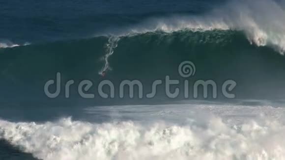 冲浪者在夏威夷毛伊岛北岸的ahi的大浪冲浪视频的预览图